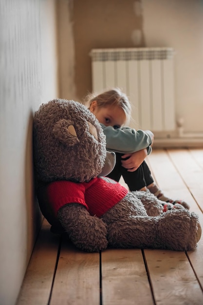 crianças em frustração em tristeza em casa com um brinquedo