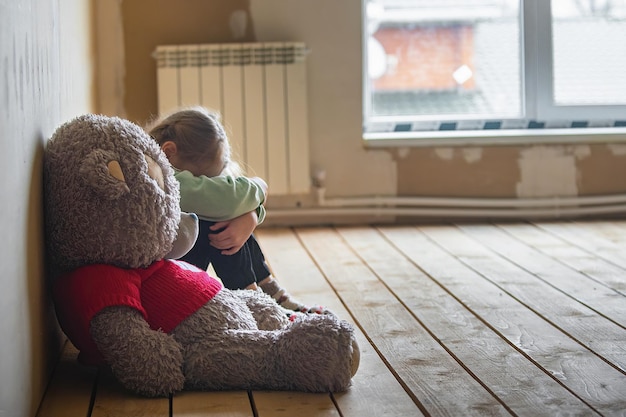 crianças em frustração em tristeza em casa com um brinquedo