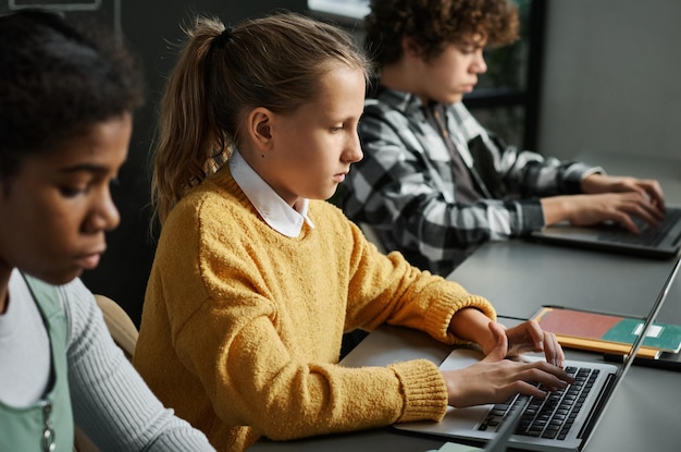 Crianças em idade escolar aprendendo a usar computadores