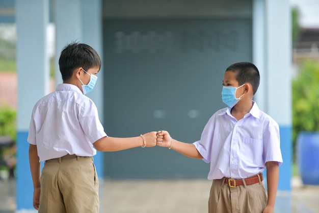 crianças em idade escolar com máscara de proteção contra o vírus da gripe na aula em sala de aula