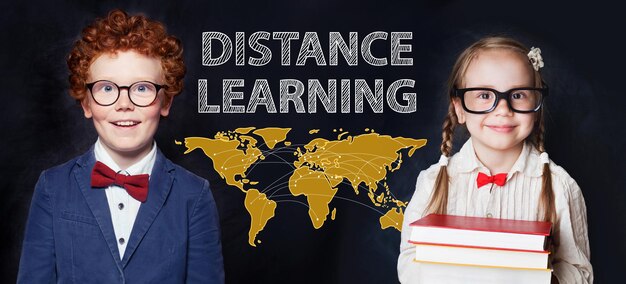 Crianças em idade escolar e conceito de educação a distância em pano de fundo