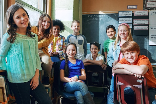 Foto crianças em idade escolar e retrato de sala de aula de estudantes de diversidade juntos para aprender e estudar meninos e meninas felizes em sala de aula enquanto aprendem para o desenvolvimento e crescimento do conhecimento educacional futuro