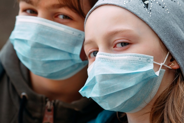 Foto crianças em idade escolar em máscaras médicas. retrato de crianças em idade escolar.