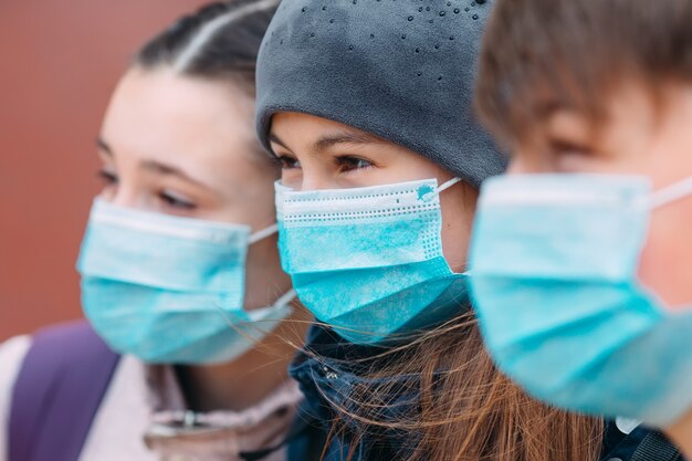 Crianças em idade escolar em máscaras médicas. retrato de crianças em idade escolar.