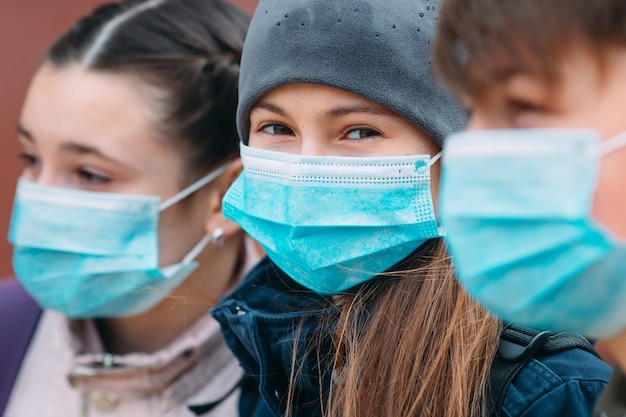 Crianças em idade escolar em máscaras médicas. retrato de crianças em idade escolar.