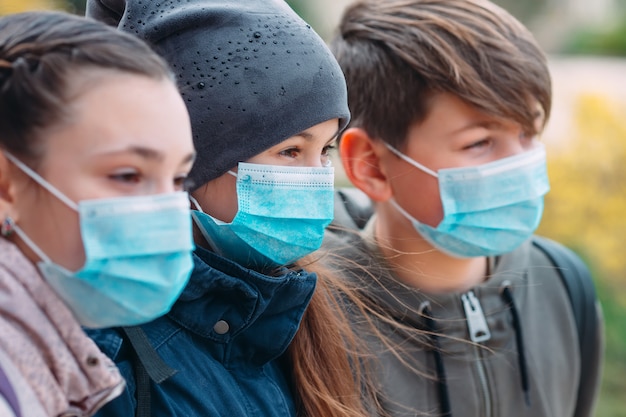 Crianças em idade escolar em máscaras médicas. retrato de crianças em idade escolar.