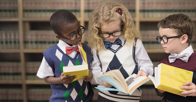 Crianças em idade escolar na biblioteca educacional