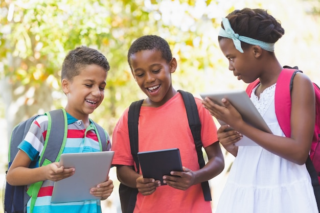 Crianças em idade escolar usando tablet digital