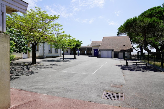 Crianças em idade escolar vista exterior do exterior do edifício com parque infantil em dia ensolarado