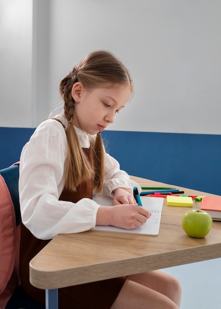 Crianças em sala de aula tendo aula de inglês