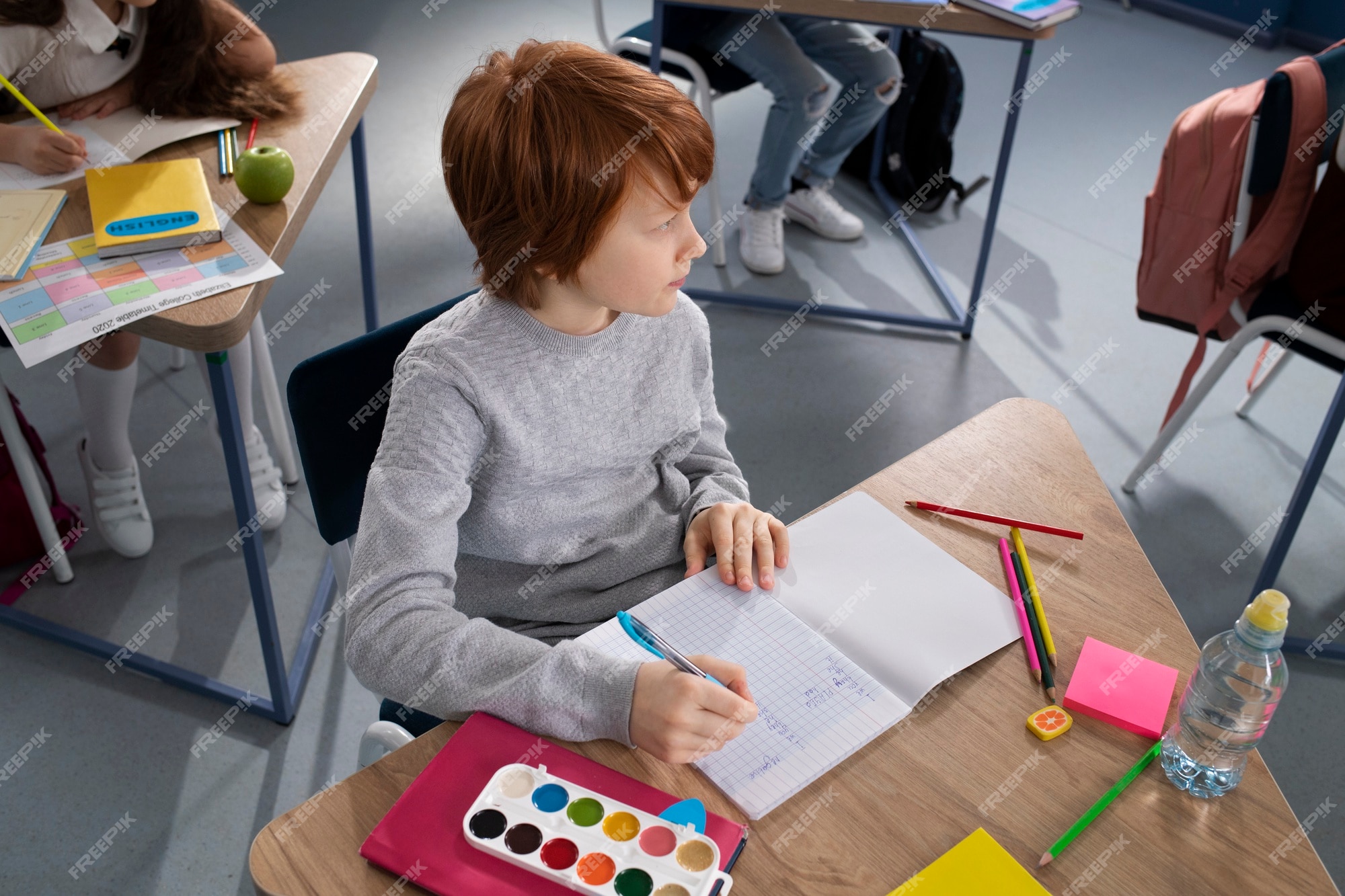 Crianças em sala de aula tendo aula de inglês