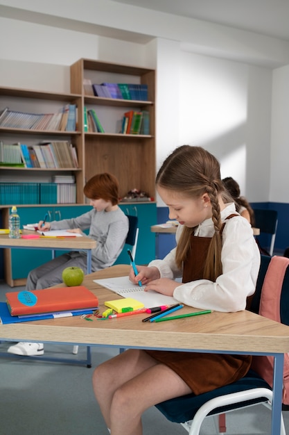 Foto crianças em sala de aula tendo aula de inglês