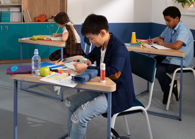 Crianças em sala de aula tendo aula de inglês