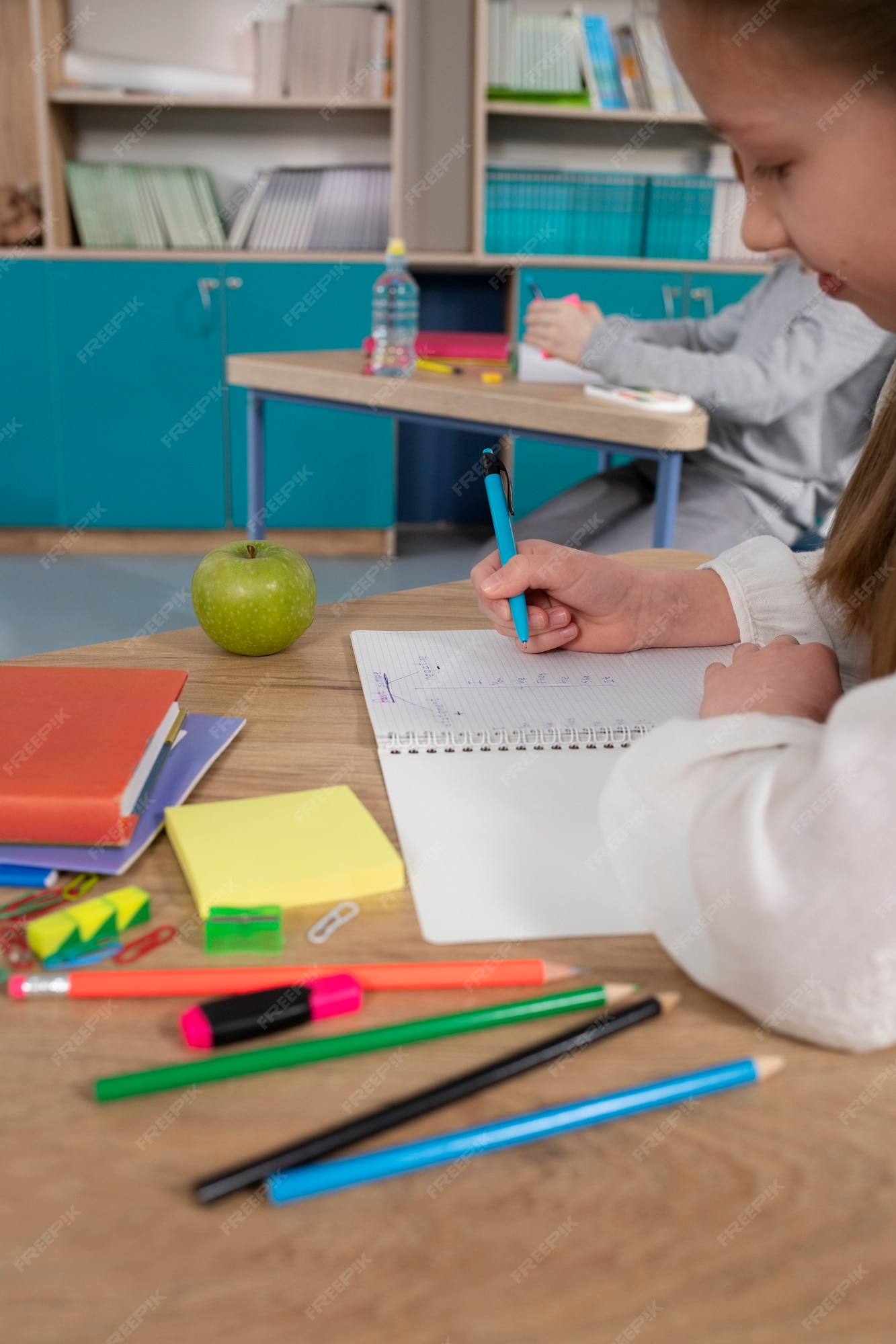 Crianças em sala de aula tendo aula de inglês