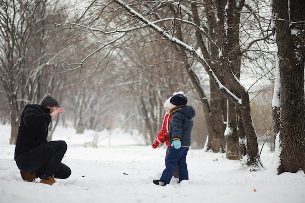 Crianças em winter park brincam com neve