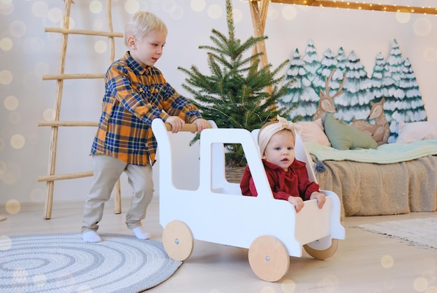 Crianças engraçadas brincando na sala de natal