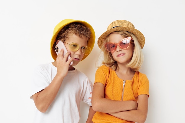 Crianças engraçadas posando selfie com moda de telefone