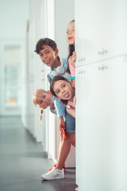 Crianças engraçadas se divertindo muito durante as férias escolares