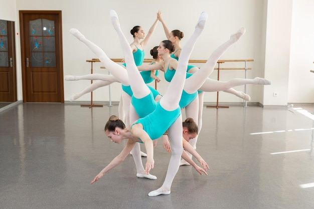 Crianças envolvidas em coreografias na escola de balé