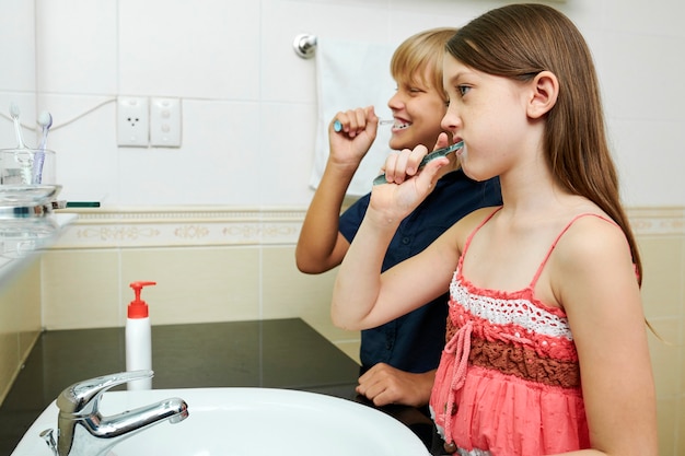 Crianças escovando os dentes