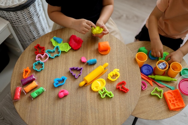 Crianças esculpem a partir de aulas de plasticina em um clube infantil o conceito de educação e desenvolvimento infantil