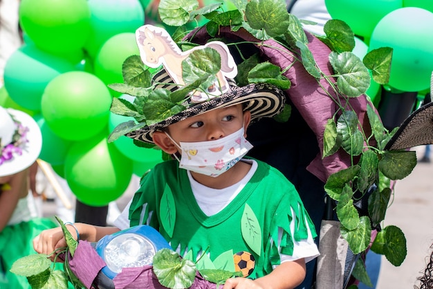 Crianças fantasiadas representando o meio ambiente e o cuidado com a natureza