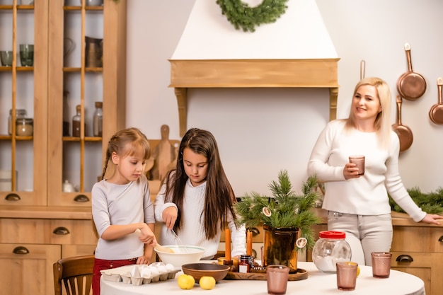 crianças fazendo biscoitos de Natal antes da celebração do Natal. Família