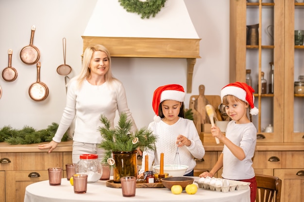 crianças fazendo biscoitos de Natal antes da celebração do Natal. Família