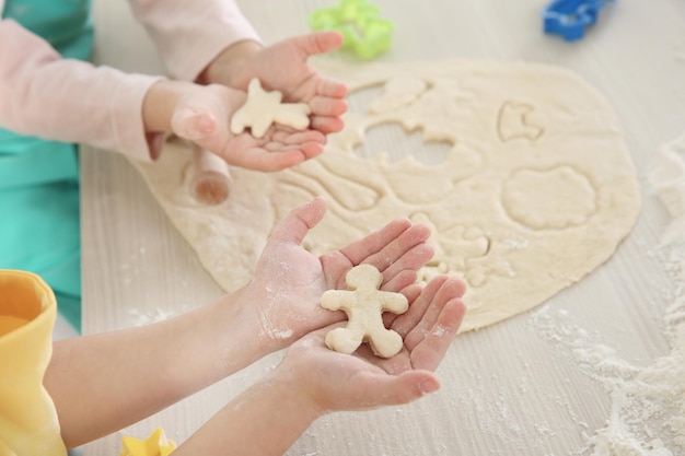 Crianças fazendo biscoitos na mesa