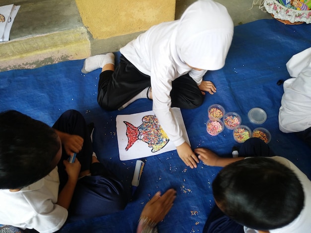 Foto crianças fazendo peixe com salpicaduras no tapete