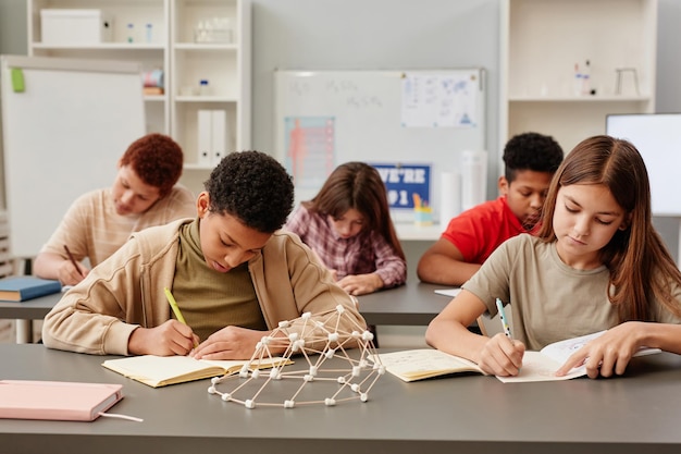 Crianças fazendo teste na aula de ciências