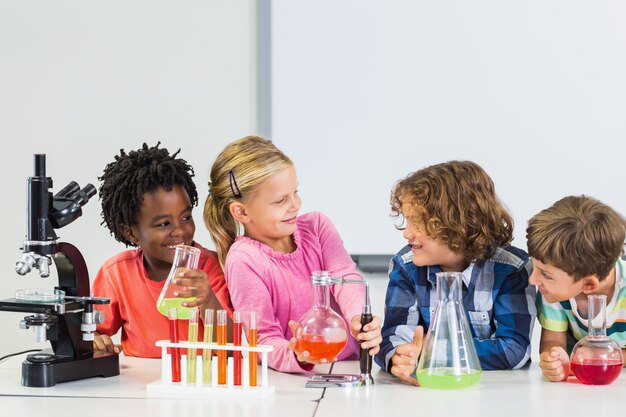 Crianças fazendo um experimento químico em laboratório