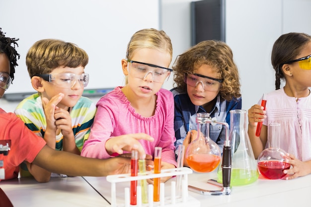 Crianças fazendo um experimento químico em laboratório