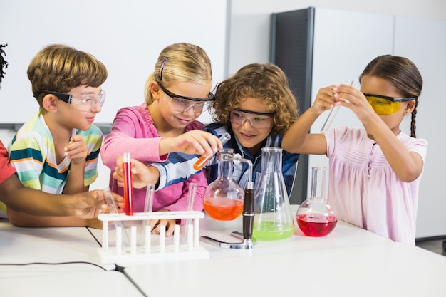 Crianças fazendo um experimento químico em laboratório