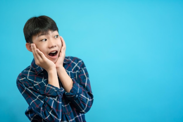 Crianças fecham fotos de pessoas fofas e alegres, olhando e sorrindo em fundo pastel azul