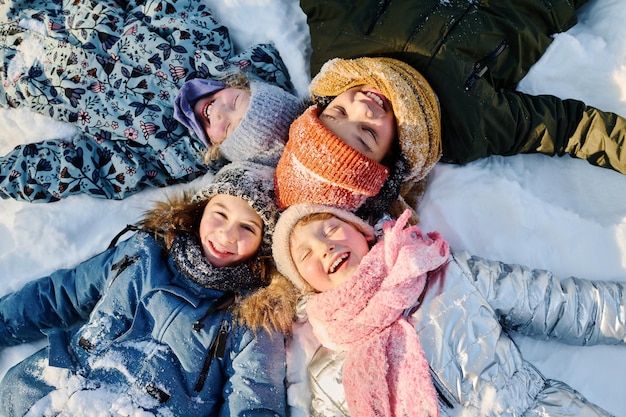 Crianças felizes a divertir-se no fim de semana de Inverno