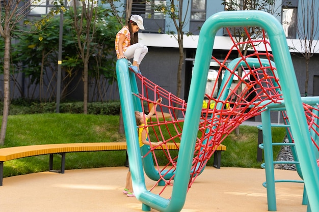 Crianças felizes brincando ao ar livre, crianças no playground