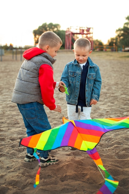 Foto crianças felizes brincando ao ar livre