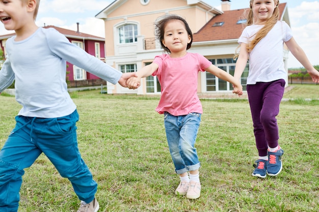 Crianças felizes brincando ao ar livre