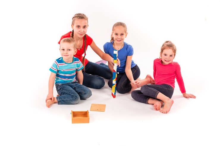 Foto crianças felizes brincando com blocos de construção isolados no branco. trabalho em equipe, conceito de criatividade.