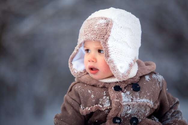 Crianças felizes brincando na neve no inverno