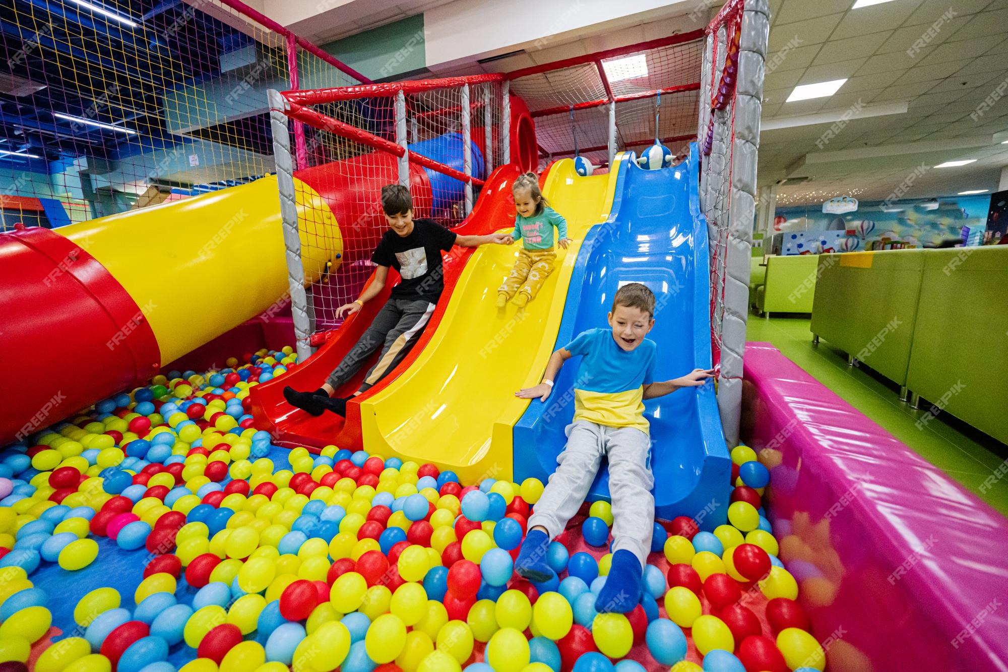 Sala De Jogos Para Crianças Com Bolas Coloridas E Uma Lâmina De Plástico .  Pequeno Planeta 360 Foto de Stock - Imagem de divertimento, panorâmica:  177543382