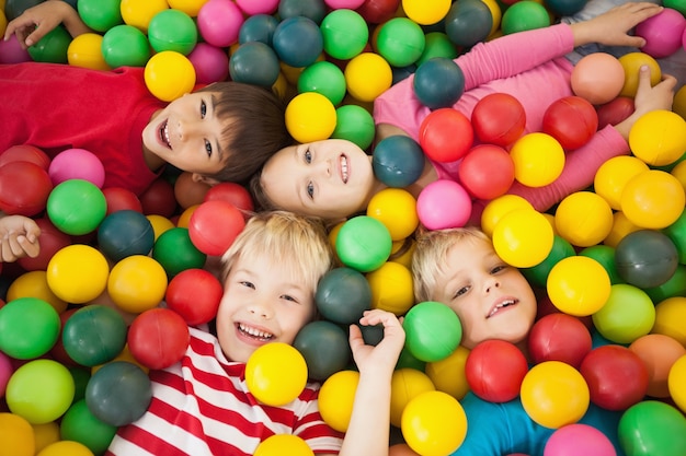 Crianças Felizes Jogando Bolas No Cesto De Plástico Imagem de Stock -  Imagem de colorido, atividade: 220991259