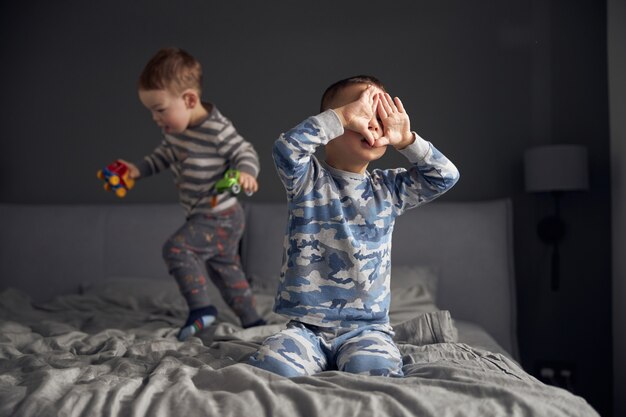 Crianças felizes brincando no quarto aconchegante