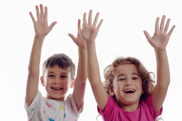 Crianças felizes com as mãos erguidas isoladas em branco