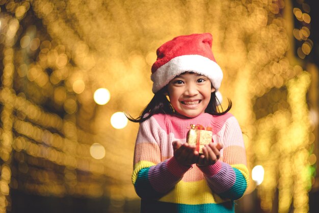 Crianças felizes com presente de natal