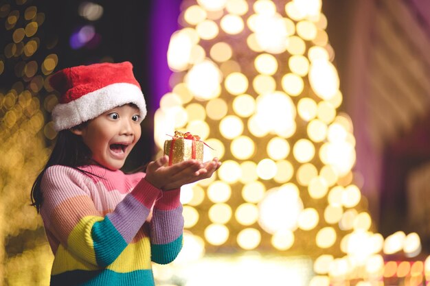 Crianças felizes com presente de natal