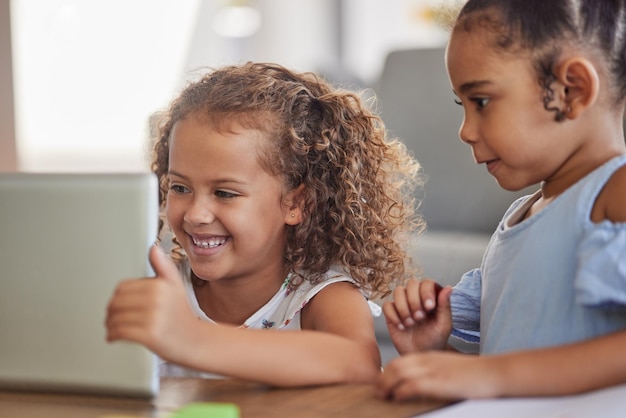 Crianças felizes com tablet digital assistem educação ou vídeos engraçados de desenhos animados ou jogos no sofá de casa As irmãs latinas gostam de assistir ou aprender com tecnologia e assinatura online na sala de estar