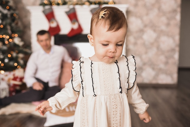 Crianças felizes comemorando o ano novo e o natal com uma árvore de natal decorada e guirlandas