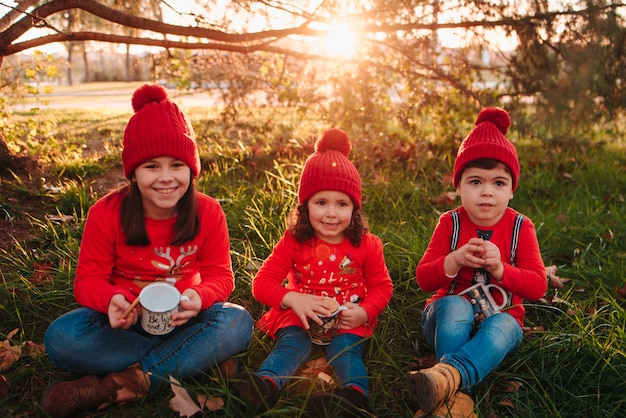 Crianças felizes comemorando o natal em dezembro